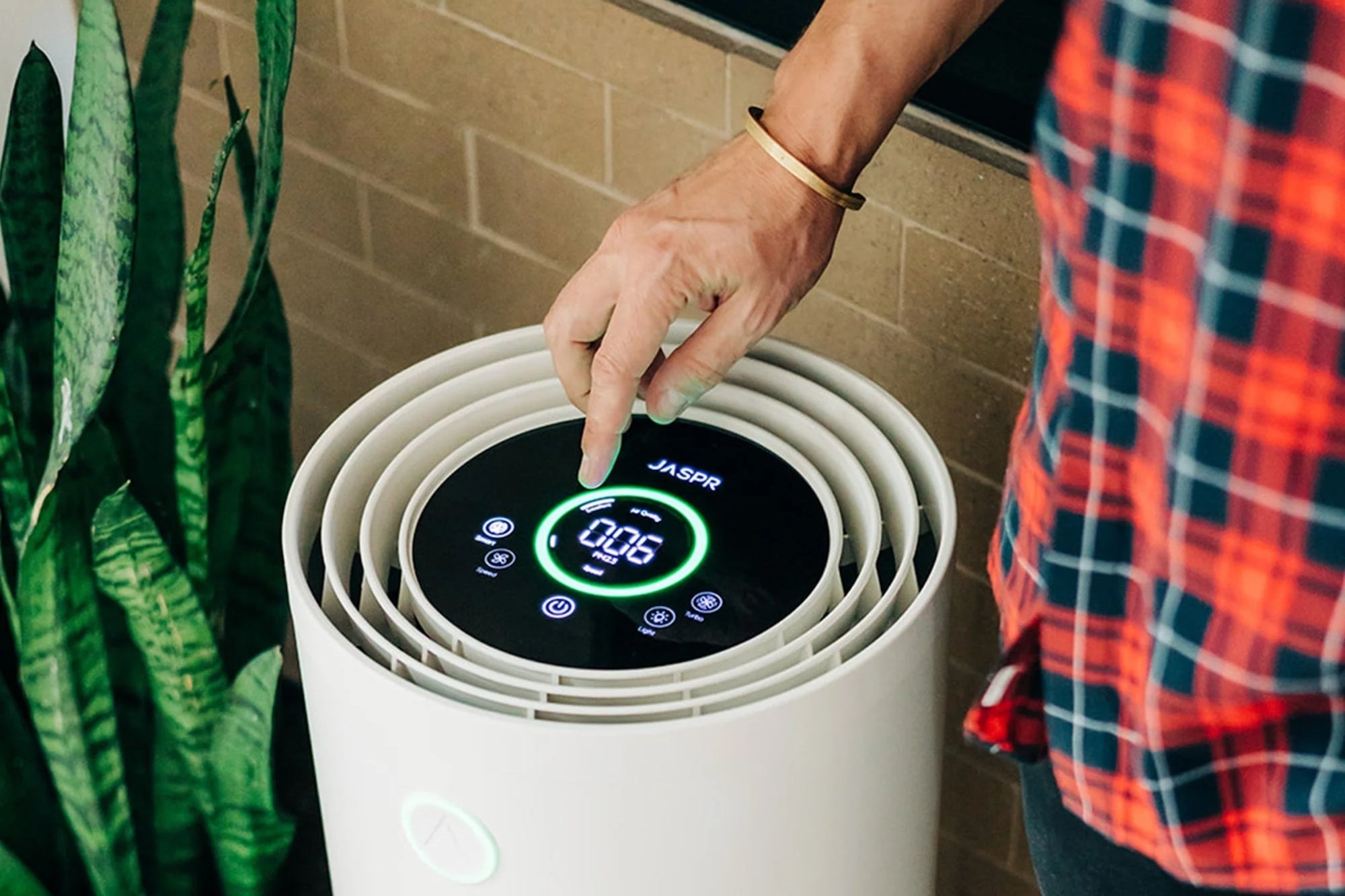 This Entrepreneur Went From Driving An Uber to Running a Million-Dollar Air Purifier Business